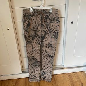 Venti6 size L tan with gray pattern fitted stretch material